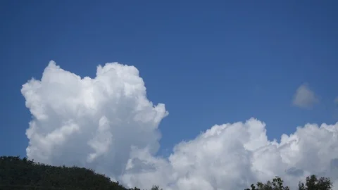 Big fluffy clouds and blue sky Vídeo Stock 104888889