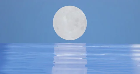 Big full moon over clear blue water, seamless loop Video stock 130867995