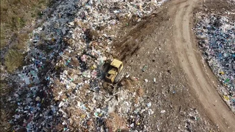 Big garbage heap 7 스톡 동영상 155802196