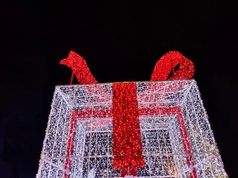 Big gift box made of lights in Baia Mare city, Romania 스톡 사진