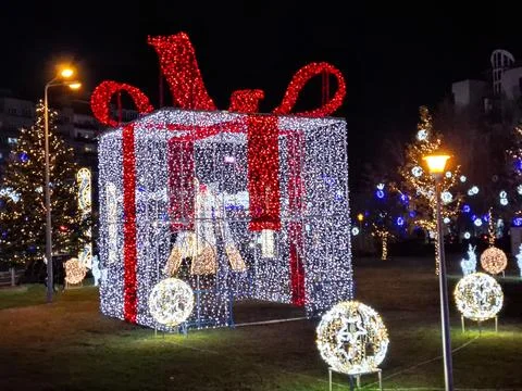 Big gift box made of lights and other Christmas lights in Baia Mare city, R.. 库存照片