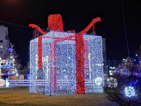 Big gift box made of lights and other Christmas lights in Baia Mare city, R.. Foto stock