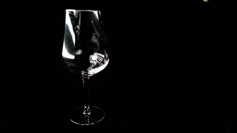 Big glass on a dark background. Red wine is slowly poured into a glass. Vídeo Stock 107780915