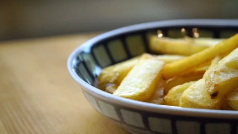 Big hamburger with beef and potatoes Vidéo 104011813