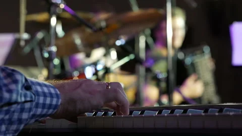 Big hands on the keys of the synthesizer. Stock-Footage 143307004