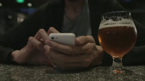 BIG HANDS USING THE PHONE AND HAVING A BEER Vidéo 67431342