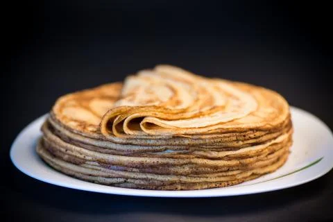 Big high stack of thin pancakes in a plate Foto stock