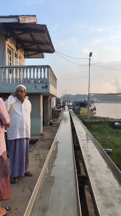 Big Ice Cube slides through the riverside 스톡 동영상 278496173