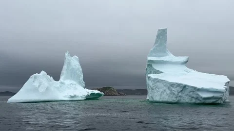 Big icebergs floating on Atlantic Ocean drifting from Greenland to Newfoundland 스톡 동영상 343008605