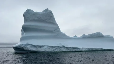 Big icebergs floating on Atlantic Ocean drifting from Greenland to Newfoundland Stockbeeldmateriaal 343008634