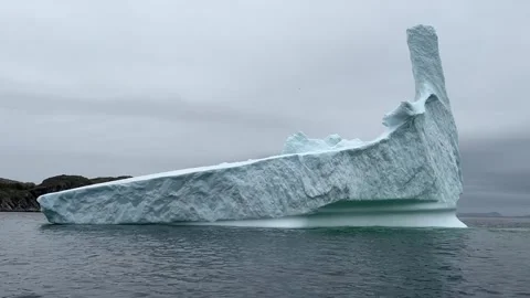 Big icebergs floating on Atlantic Ocean drifting from Greenland to Newfoundland 動画素材 343008640