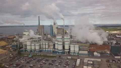 Big Industrial Complex Next to Shore  with many Chimneys and Smoke Vídeo Stock 135933375