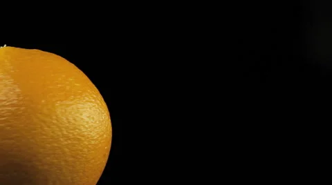 Big juiced orange, macro Spins on dark background Vidéo 61246830