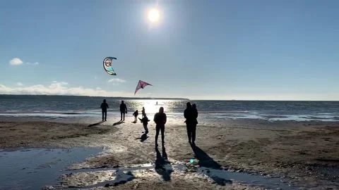 Big Kite, Small Kite Vídeos de archivo 154604738