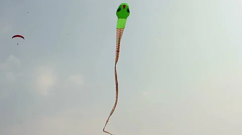Big kite snake flying over blue sky Vídeos de archivo 64622586