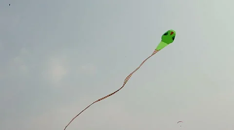 Big kite snake flying over blue sky Vídeos de archivo 68934061