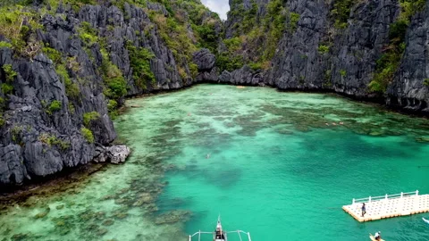 A Big lagoon in El Nido in the Philippines, taken from a drone Vídeo Stock 246944404