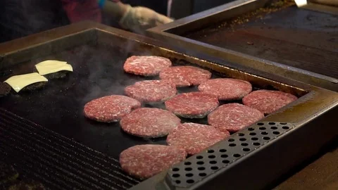 Big, lush, delicious cutlets to fried burgers on the pan close-up Vidéo 69944287