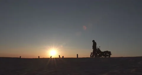 The big man gets off his motorcycle Видео 157102384