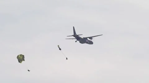 Big military NATO plane deploying paratrooper 库存影片 337203781