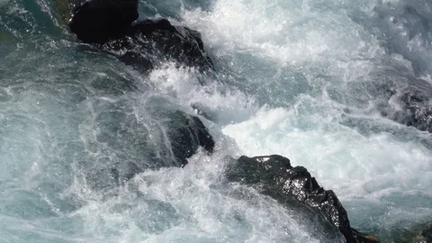 Big mountain river flows through the stones Vídeo Stock 116558025