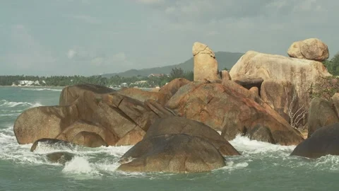 Big ocean waves crashing rocks with splashing water. Stock Footage 331229679