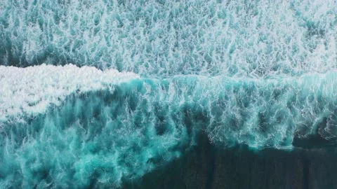 Big ocean waves hitting a coral rif. Aerial 4k footage. 库存影片 130662264