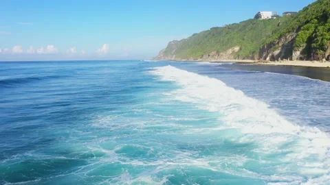 Big ocean waves hitting a coral rif. Video stock 133821833
