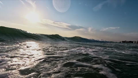 Big ocean waves in the sun's rays Vidéo 297017636