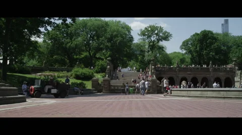 Big park staircase with crowd Vidéo 56888476