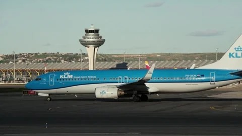 Big passenger Boeing 737-8K5 aircraft of AirEuropa Express airlines Vidéo 337069402