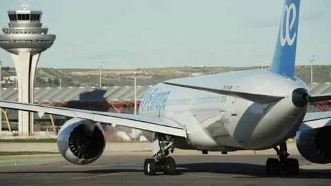 Big passenger Boeing 787-900 dreamliner aircraft Видео 343131736