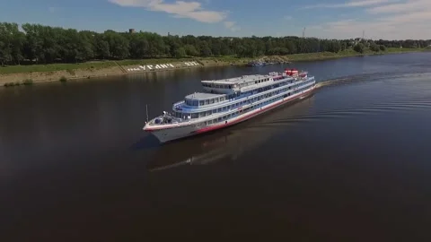 Big passenger ship on the Volga river Stockbeeldmateriaal 130601311