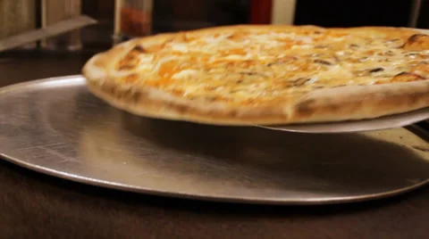 Big pizza Vídeos de archivo 36262427