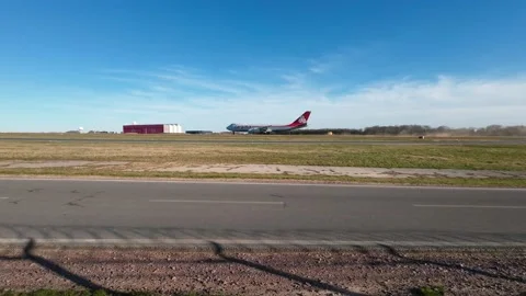 Big plane 747 taking off leaving dust cloud Vidéo 172221909