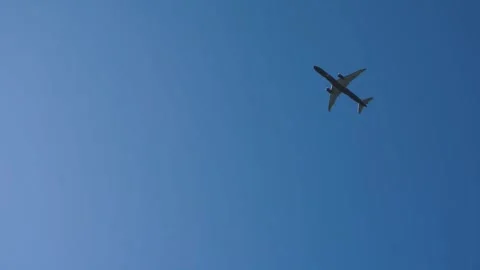 A big plane flies in a clear sky Vídeo Stock 290051223