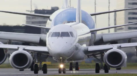 Big plane vs small plane behind each other lining up before take-off Vidéo 40349473