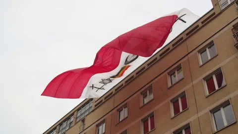 Big polish flag hanging from a building in Warsaw during the Independece Vídeos de archivo 120480281