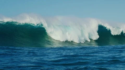 Big powerful ocean waves breaking natural sea ocean background curly wave Stock-Footage 336585752