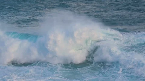 Big powerful ocean waves breaking natural sea ocean background curly wave Vídeos de archivo 336585830