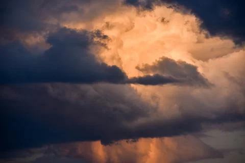 The big powerful storm clouds before a thunderstorm at sunset Foto stock