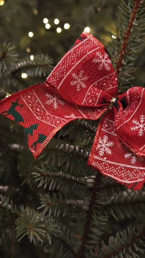 A big red bow on the Christmas tree Video stock 324991695