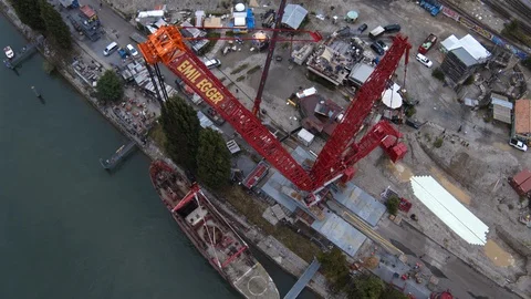 A big red crane preparing an old ship for repairs at the shipyard Video stock 120991171