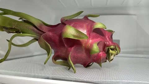 Big red dragonfruit in the refrigerator Foto stock