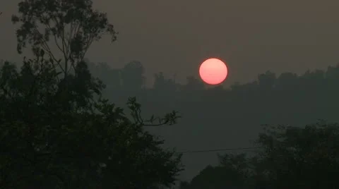 Big red orb of the sun during sunset Video stock 10806619