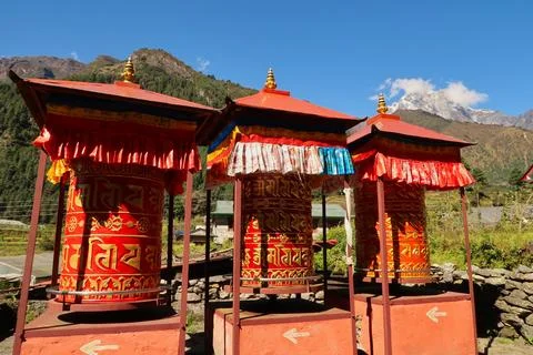 Big red prayer wheels between Lukla and Phakding, Mount Everest Basecamp Tr.. Stock-Fotos