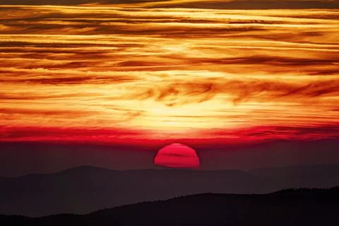 Big red setting sun 스톡 사진