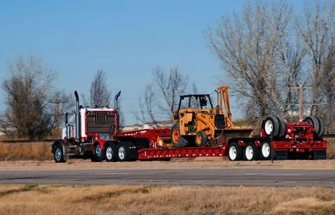 Big Rig Hauling a Side Loader On Drop Deck Trailer Foto stock