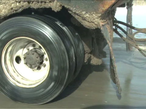 Big Rig Snow Plow Wheel Close Up Видео 3519973