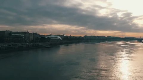 The big river Danube in Budapest. Early foggy morning. 動画素材 104704759